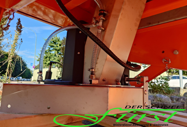 HILLTIP IceStriker 1150TR Traktoren-Kombistreuer in Orange mit Vorbefeuchtung, Streusymmetrieverstellung, Leerstandssensor und Beleuchtungskit